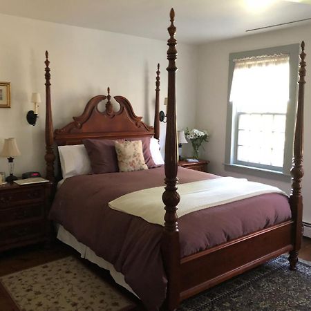 Riverwind Inn Bed And Breakfast Deep River ภายนอก รูปภาพ